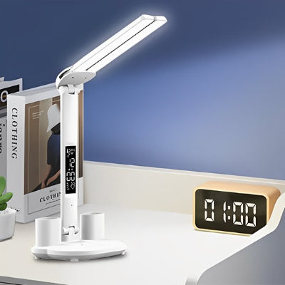Lampe Bureau avec horloge allumée posée sur bureau blanc