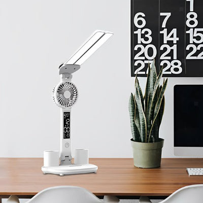 Lampe Bureau avec horloge allumée posée sur bureau marron