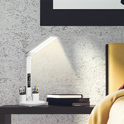 Lampe Bureau avec horloge allumée posée sur table noire