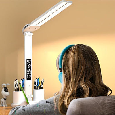 Lampe Bureau avec horloge digital posée sur bureau éclairer jeune fille au travail