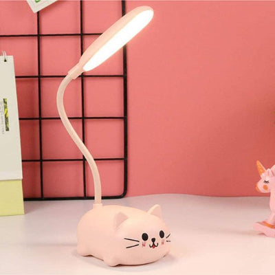 Lampe de bureau enfant allumée posée sur bureau