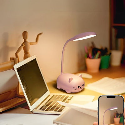 Lampe de bureau enfant allumée sur bureau côté ordinateur