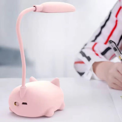 Lampe de bureau enfant rose sur bureau