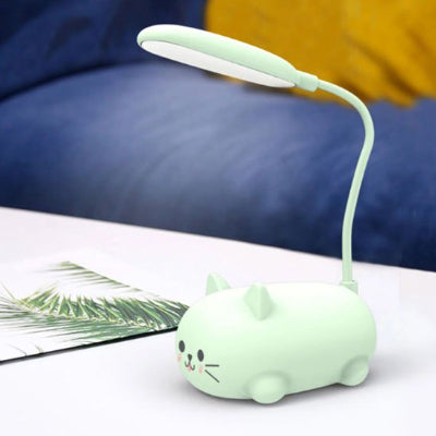 Lampe de bureau enfant vert posée sur table blanche