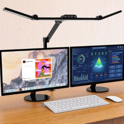 Lampe de bureau noir  posée sur bureau éclairant deux écrans ordinateur
