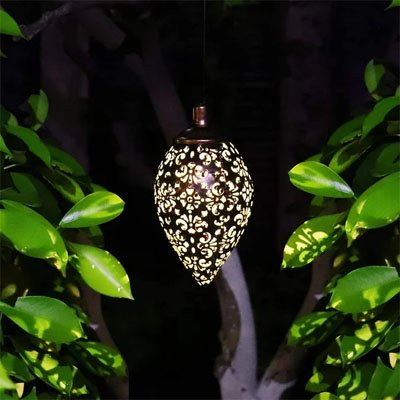 Lampe solaire décoration allumée entre plantes