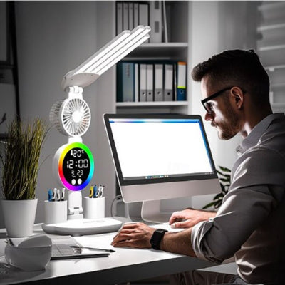 Lampes de bureau allumée posée sur bureau éclairant étudiant travailler