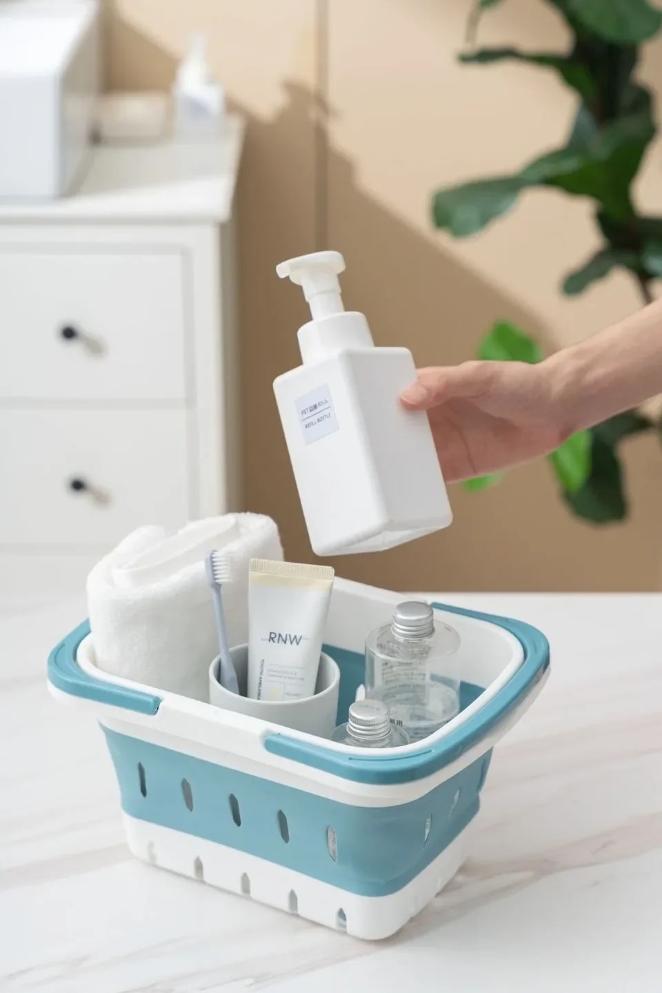 Panier-à-linge-plastique-pliable-polyvalent-rangement-innovant-posé-sur-la-table