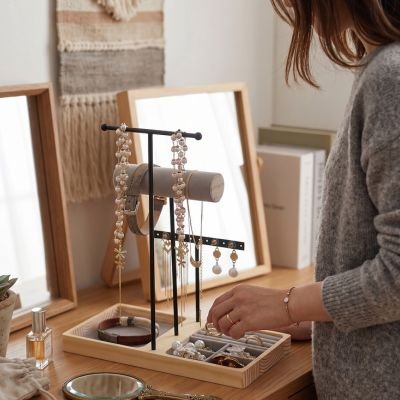 Porte bijoux noir portant des bijoux dans une boutique