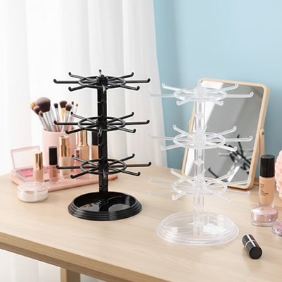Porte bijoux noir posé sur la coiffeuse devant le miroir