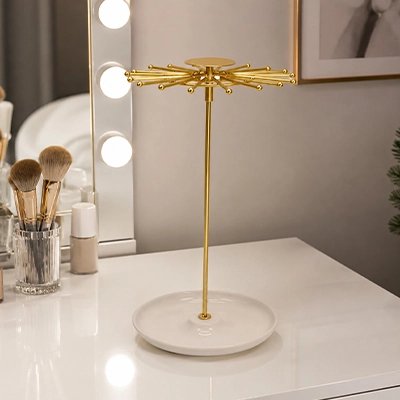 Porte bijoux placé sur table maquillage blanche