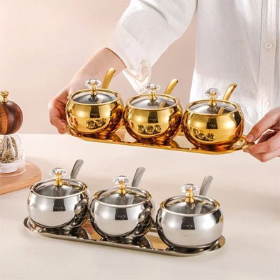 Pot a epice plusieurs dorés portés par cuisinier