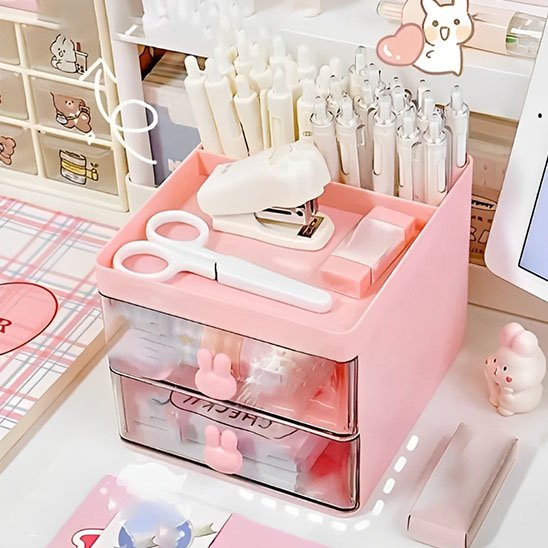 Organisateur de bureau Premium rose rempli fournitures scolaires posé sur bureau blanc