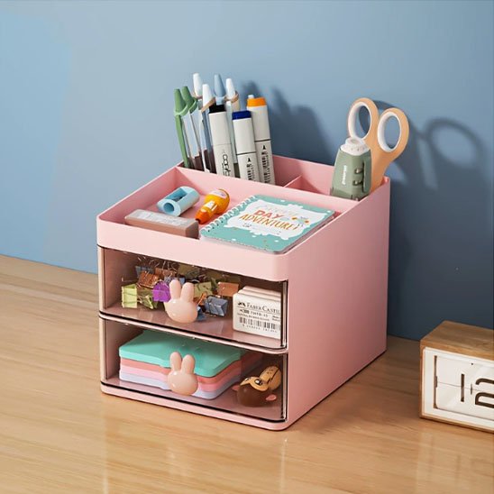 Organisateur de bureau Premium rose rempli fournitures scolaires posé sur bureau marron 