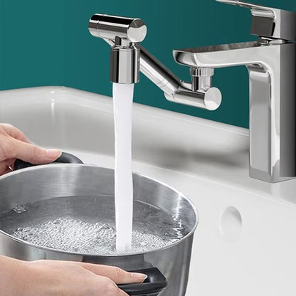 Embout robinet EcoSplash équipé sur mitigeur chromé ouvert sur lavabo blanc eau couler dans casserole