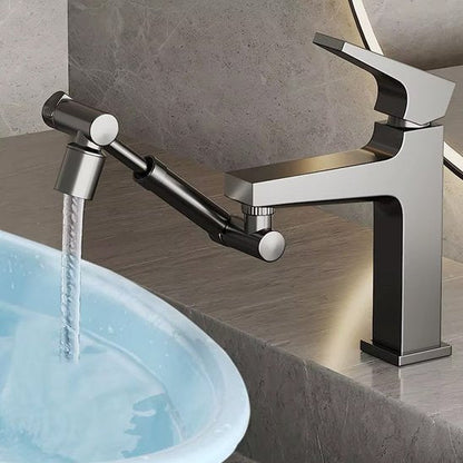 Embout robinet EcoSplash équipé sur mitigeur chromé ouvert sur lavabo blanc eau couler dans bassinette