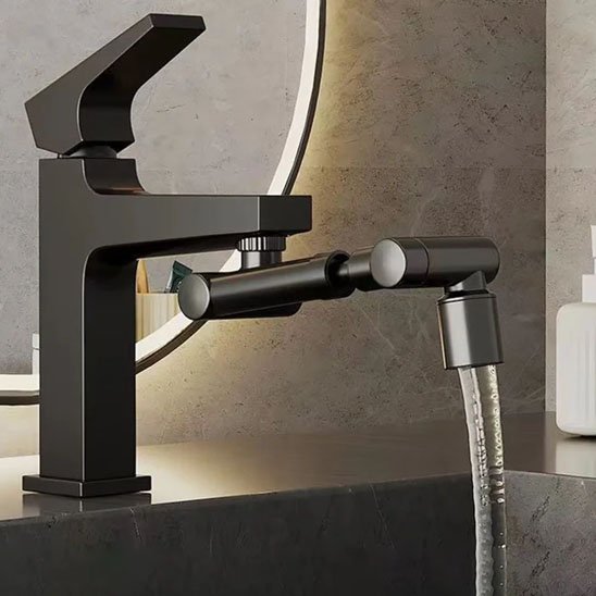 Embout robinet EcoSplash équipé sur mitigeur noir ouvert eau couler dans lavabo noir  