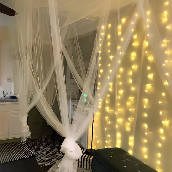 Guirlande Led Éco  Lumineuse allumée derrière rideau blanc dans cuisine
