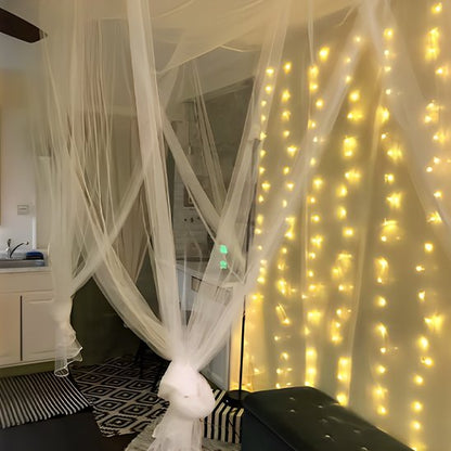 Guirlande Led Éco  Lumineuse allumée derrière rideau blanc dans cuisine