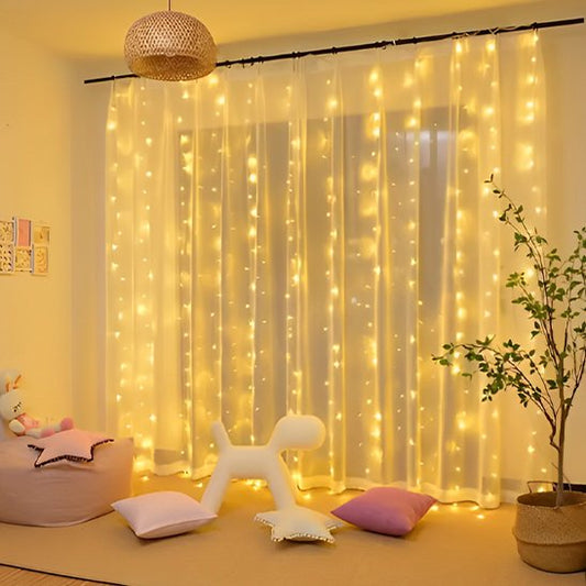 Guirlande Led Éco  Lumineuse lumière chaude allumée derrière rideau jaune dans salon