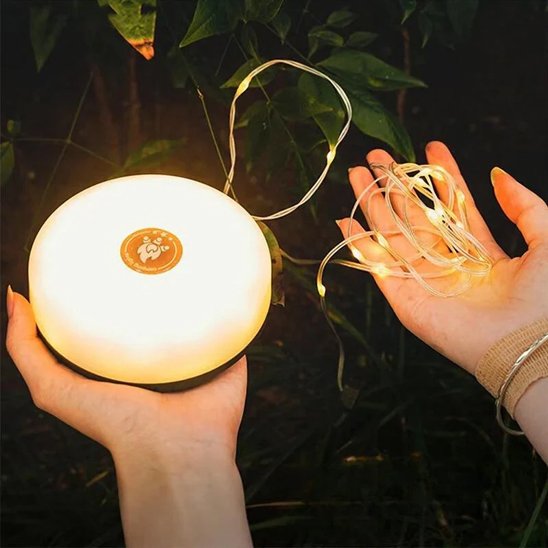 Guirlande lumineuse Design Ambiance lumière chaude allumée tenu dans mains jeune femme