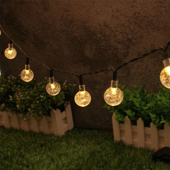 Guirlande solaire Luminéco lumière chaude allumée suspendue décoration jardin