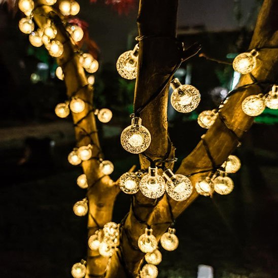 Guirlande solaire Luminéco lumière chaude allumée décoration arbre jardin