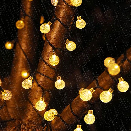 Guirlande solaire Luminéco lumière chaude allumée décoration arbre jardin sous pluie
