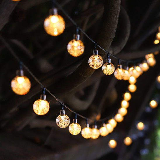 Guirlande solaire Luminéco lumière chaude allumée suspendue décoration arbre jardin 