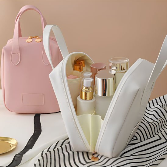 Trousse Maquillage - Élégance Voyage - blanc - ouverte et remplie de produits - rangement innovant