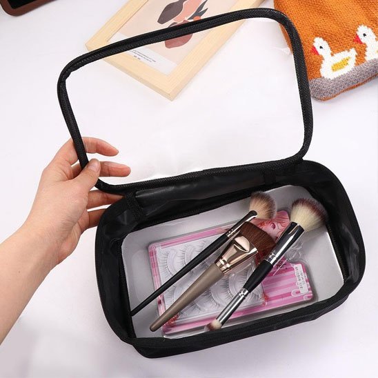 Trousse de maquillage - Élégance Voyage - ouverte - contenant des pinceaux - rangement innovant