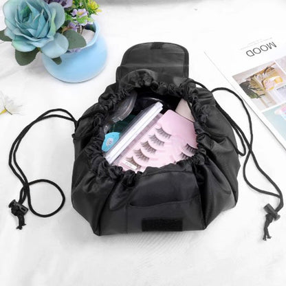 trousse maquillage pratique noir  moitié ouverte remplie de produits cosmétiques rangement innovant