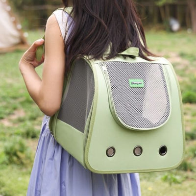 sac a dos chat vert porté sur dos par jeune fille
