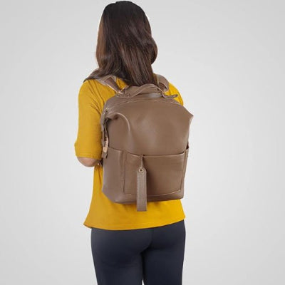 Sac à langer camel porté sur dos jeune maman debout