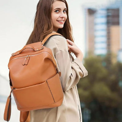 Sac à langer marron porté sur épaule jeune maman