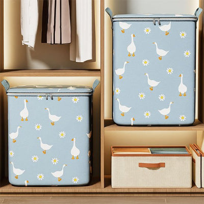 Sac de rangement bleu rangé dans dressing