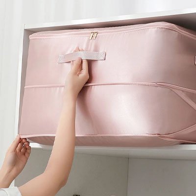 Sac de rangement fermé placé sur étagère