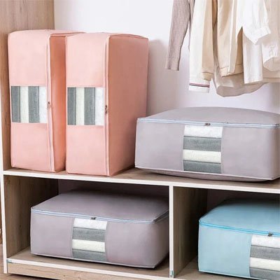 Sac de rangement plusieurs couleurs rangés sur étagère