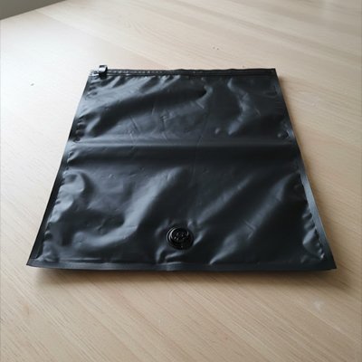 Sac sous vide posé sur sol 