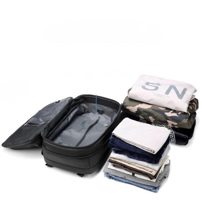 Sac a dos compressible sous vide avec pompe noir ouvert comme valise rangement vêtements 