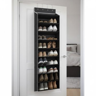 Système rangement chaussure accroché sur porte blanche