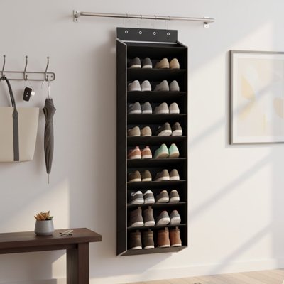Système rangement chaussure suspendu sur barre horizontale contre le mur