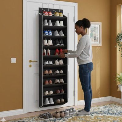 Système rangement chaussure suspendu sur porte blanche