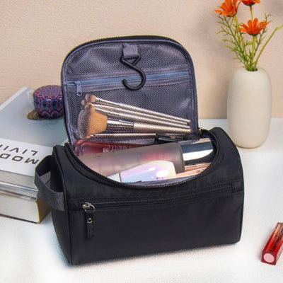 Trousse de toilette avec crochet noir ouverte