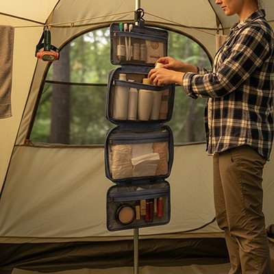 Trousse de toilette suspendue au milieu intérieur une tente de camping