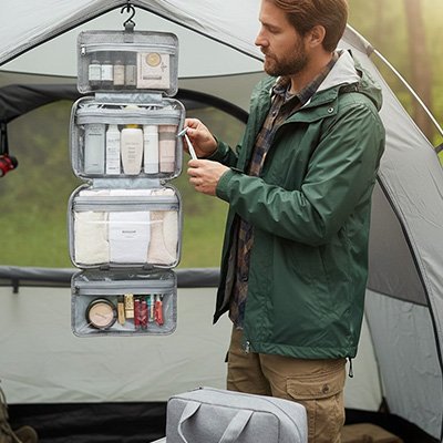 Trousse de toilette suspendue au sommet ouverture une tente de camping