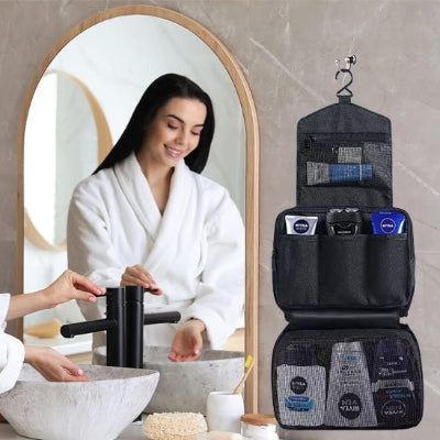 trousse de toilette suspendue côté miroir salle de bain