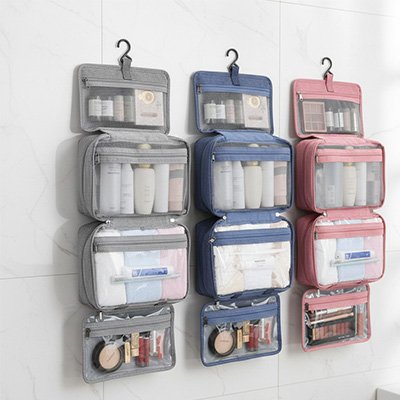 Trousse de toilette suspendue gris bleu rose au mur
