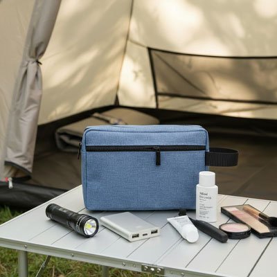 Trousse de toilette compartiment bleu sur table camping