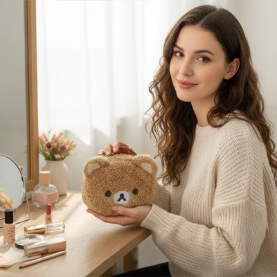 Trousse maquillage fermée montrée par jeune femme